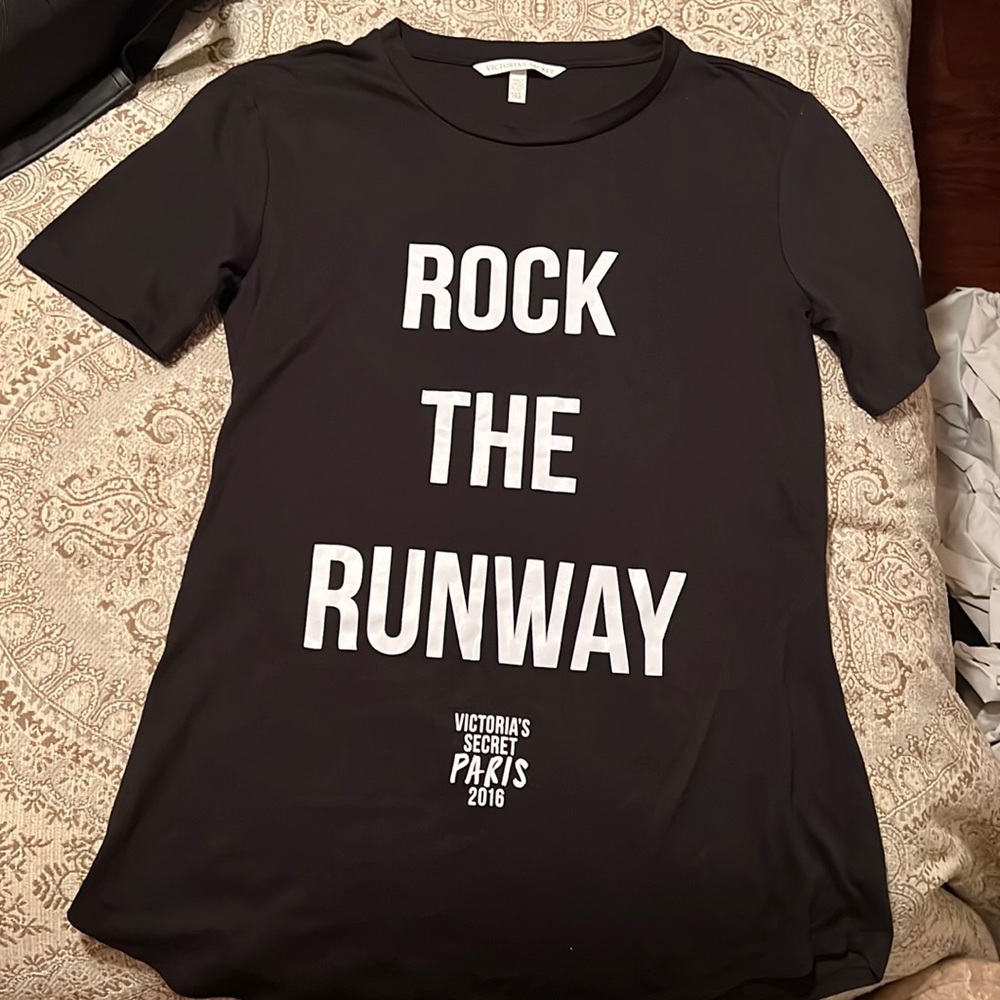NWOT VS Black Tee Victoria’s Secret size XS Rock the Runway